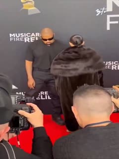 开年新瓜，服装店老板娘当小三被暴打扒衣游街!侃爷老婆格莱美全裸走红毯!老大爷现场感受情趣店娃娃!